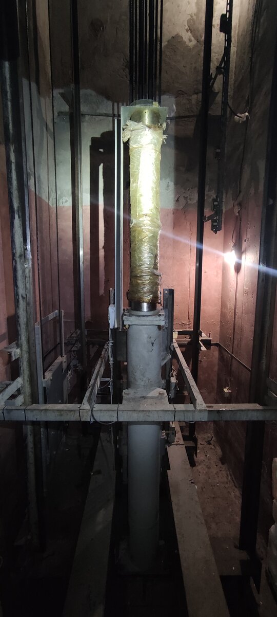 Гидравлический буфер лифта 