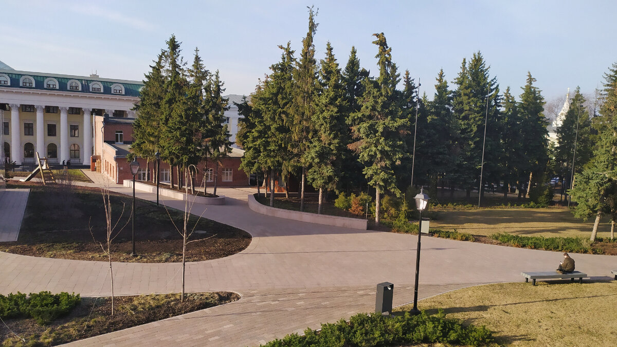 Еловый сквер: здесь действительно тихо и хорошо! Фото автора.