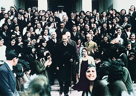 Ататюрк в Измирской средней школе (1931).