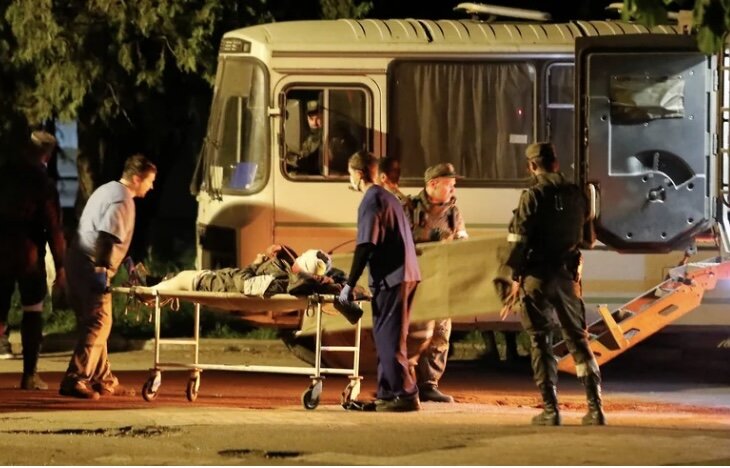 С территории завода «Азовсталь» украинских бойцов вывезли в Донецкую народную республику 
Фото: Alexander Ermochenko / Reuters   Изображение с сайта https://www.kommersant.ru/doc/5356202