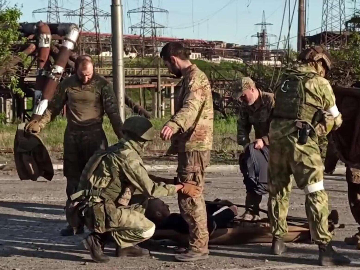 ФОТО СДАЧИ В ПЛЕН НАЦИСТОВ ПОЛКА "АЗОВ". НАЦИСТСКИЕ СИМВОЛИКИ ОНИ СНЯЛИ. ВСЕ ПОВАРА И РАДИСТЫ. ИСТОЧНИК СВОБОДНЫЙ.