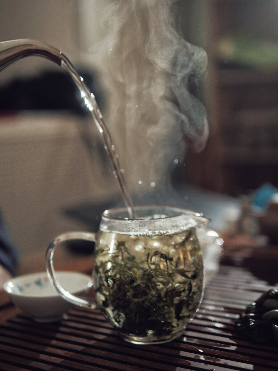 Свежие сорта изысканных зеленых чаев отличаются необыкновенным ароматом.  Букет раскрывается мгновенно. Листья в чайнике словно проживают жизнь. 