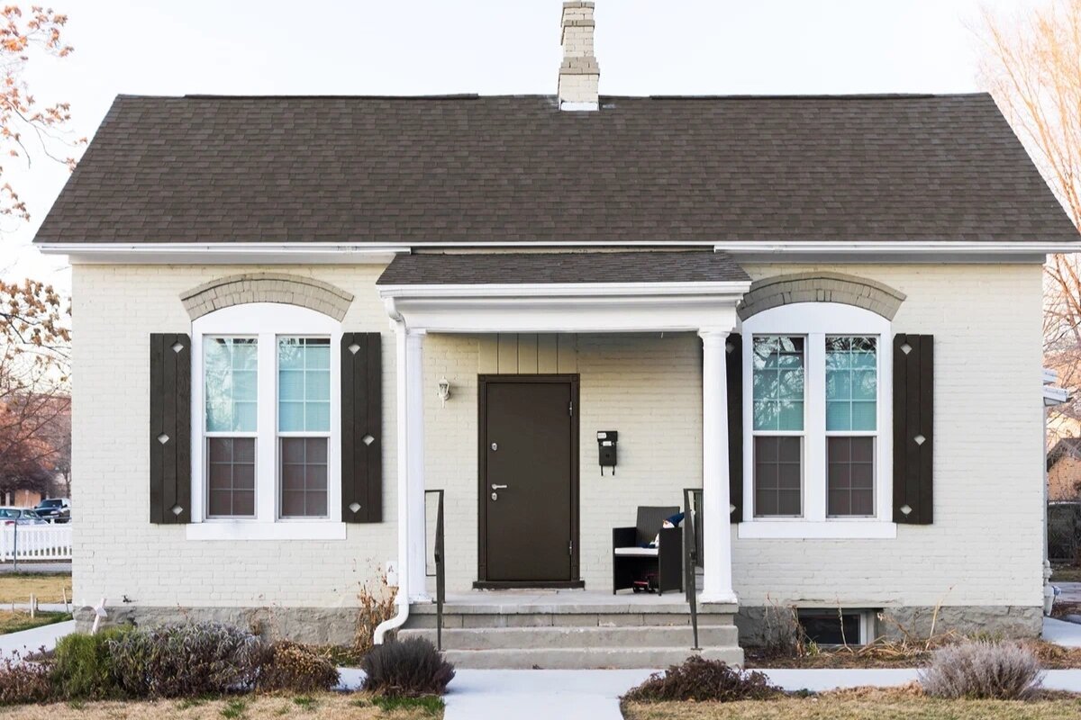 Металлическая входная дверь Snegir 60 с полимерным порошковым покрытием Букле коричневый