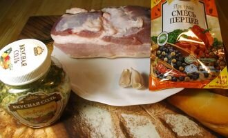 Натрите сало солью, перцем и чесноком