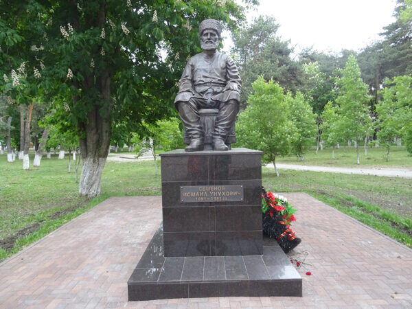    Памятник первому национальному поэту республики Исмаилу Семенову
