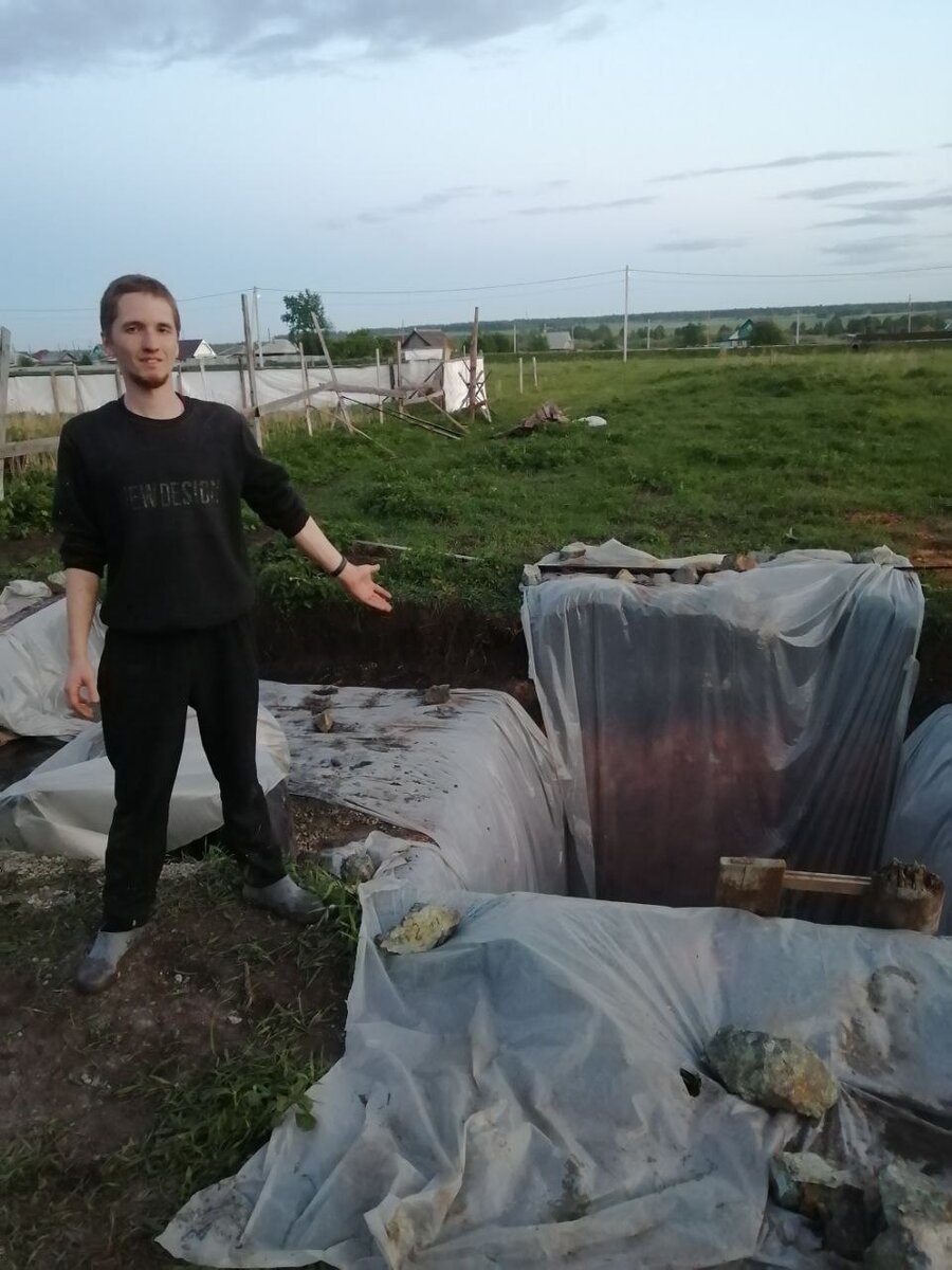 Полностью залитый  пол в яме и я уставший