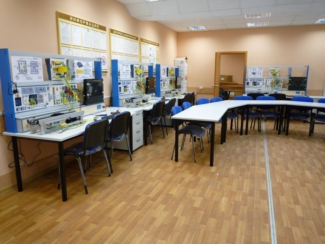 Рис. 2. Учебная лаборатория «Микроконтроллеры» производства компании ДиСис