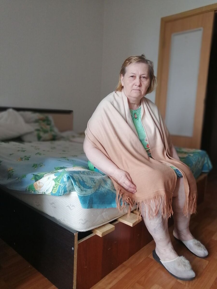 Старая кровать с досками 