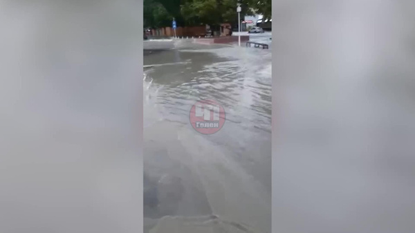Наводнение в Геленджике. Видео © Telegram / "Россия. Кубань | Новости" / "Геленджик. Происшествия"