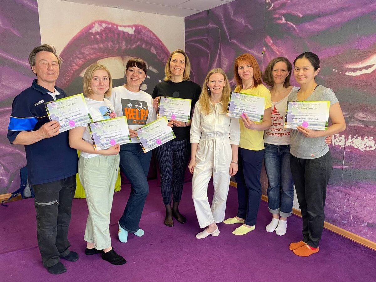 Я четвертая справа, в белых брюках и рубашке