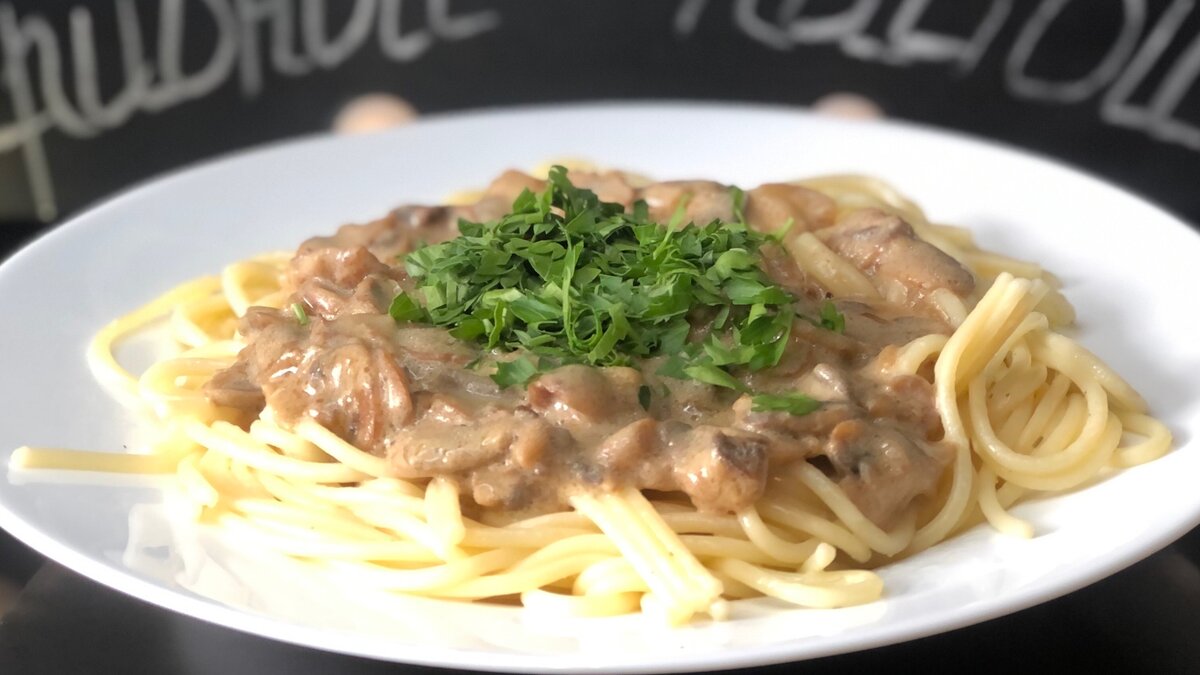 приготовила вкусную пасту с грибным соусом.