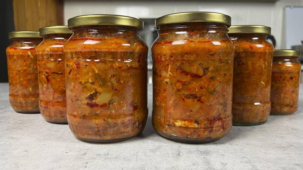 Огурцовая икра. Овощная икра на зиму. Икра из огурцов переростков. Овощная икра с огурцами. Переросшие огурцы заготовки на зиму.