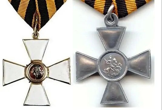 Слева это орден Святого Гергия , а справа это Георгиевский крест. И в правду очень похожи ? Правда???