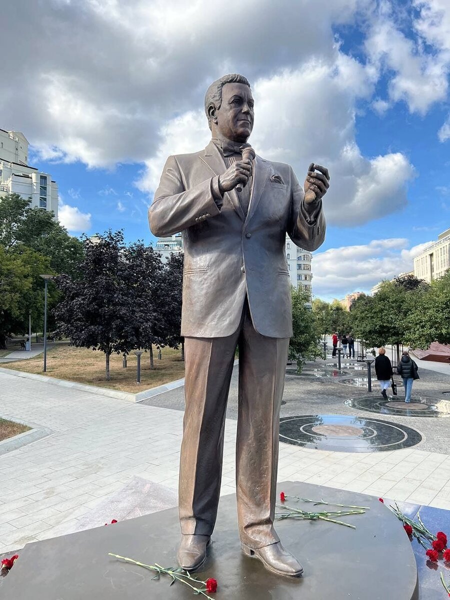 Памятник Иосифу Кобзону в Москве. Источник — dzen.ru/pa_myatnik