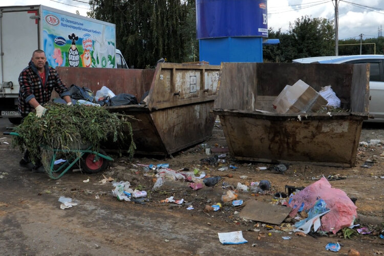 Контейнеры у площадки на Губкина, 75 к нашему приезду были полупустыми. Но в мусоре пребывала вся территория вокругФото: Алексей Савин