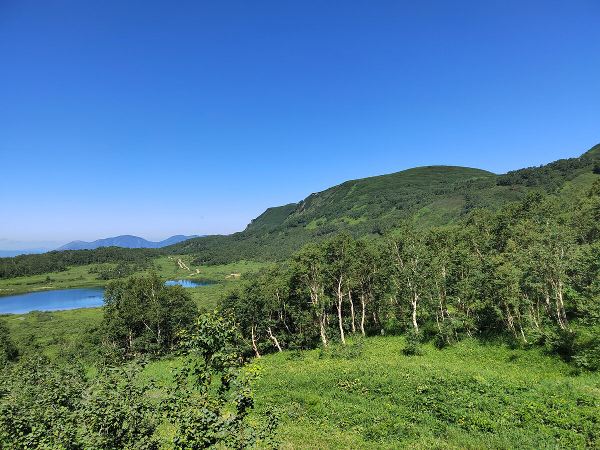 На поляне рядом с этим маленьким, но таким живописным озерцом, делаем непродолжительный перевал с перекусом. После поднимаемся в гору с небольшим уклоном. 