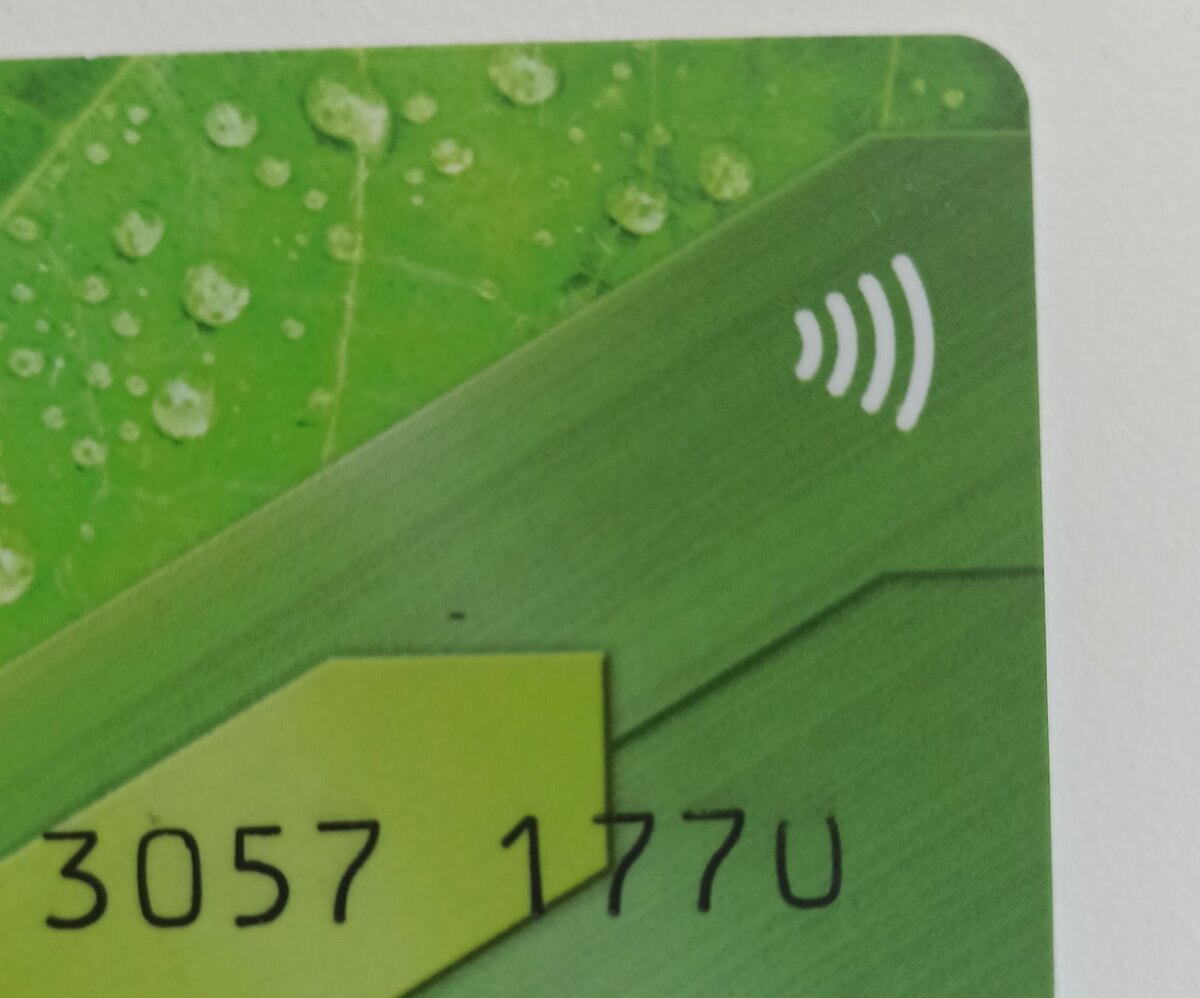 Карта с таким значком — бесконтактная. Если радиоволны нет, пластик нужно вставить в терминал