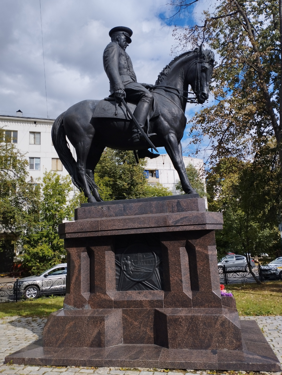 Вид сбоку на памятник