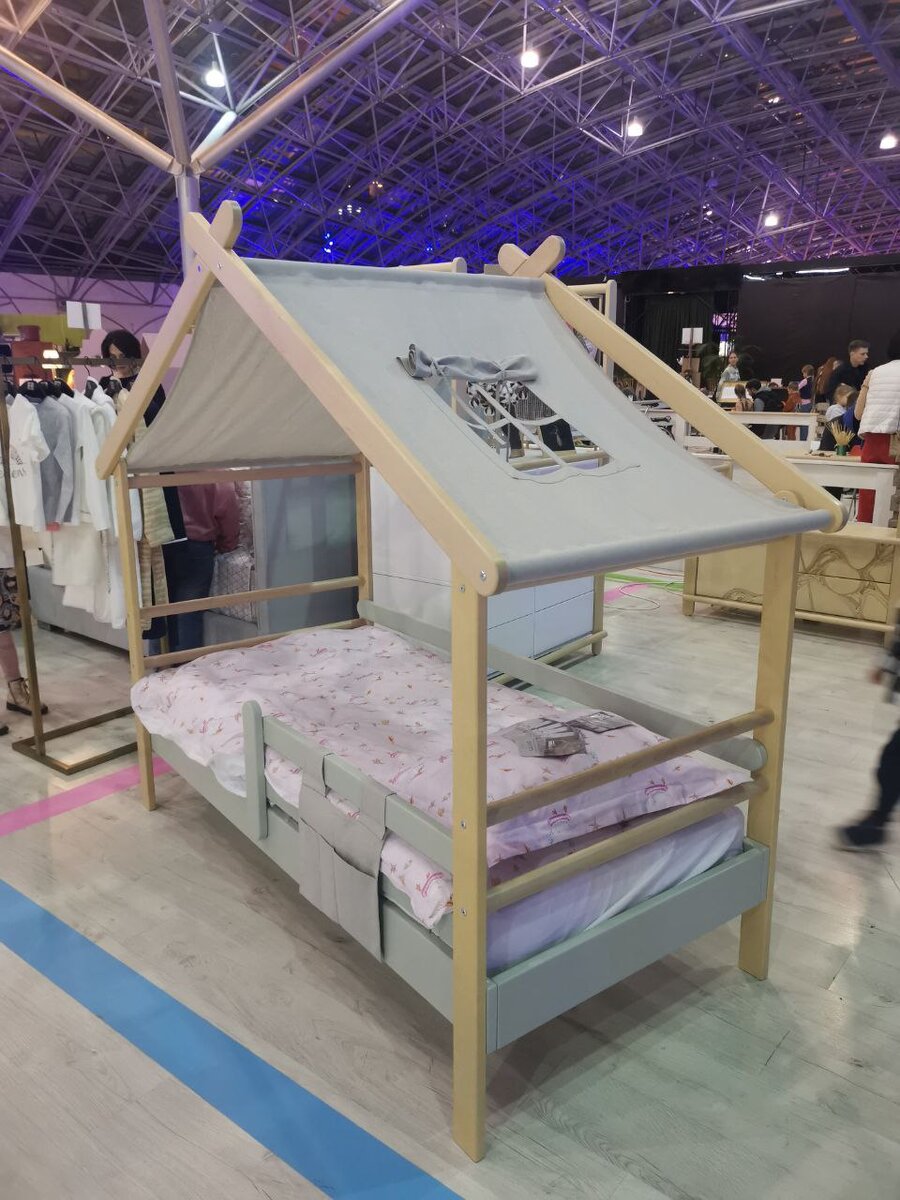 Кровать - домик. Приятный дизайн. Из березы и фанеры. Причем правильно скомбинированы элементы. Краска не должны облазить. Всего за 27 тыс со всеми текстильными элементами. 