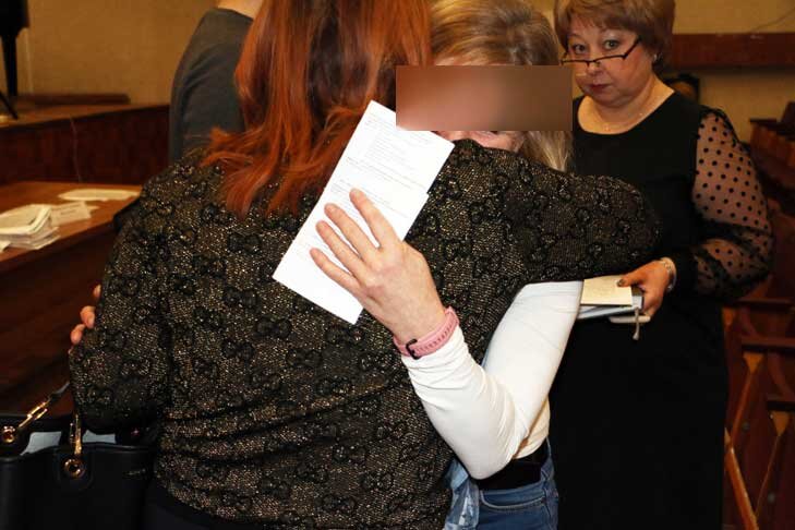    Женщина радовалась возвращению сына со слезами на глазах. Фото с личной страницы Надежды Болтенко «ВКонтакте»
