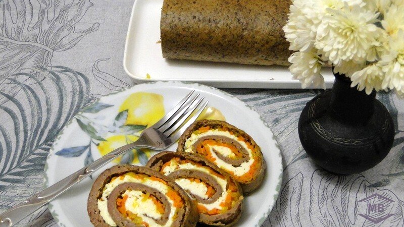 Рулет из куриной печени с овощами и яйцом