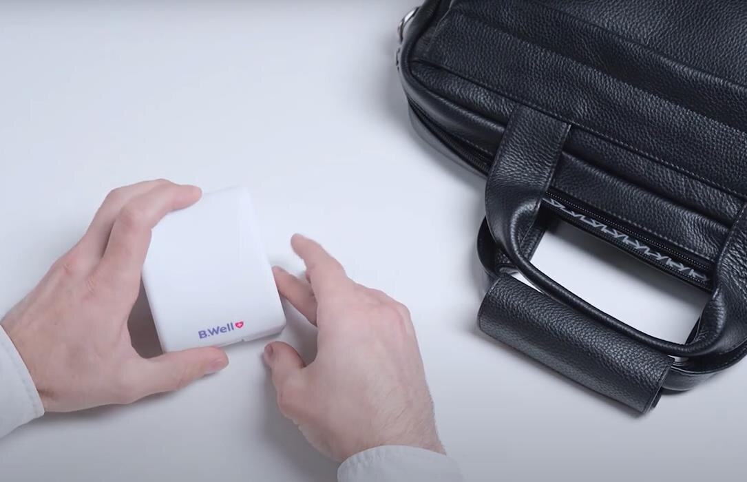 Запястный тонометр вместе с чехлом легко помещается в сумке