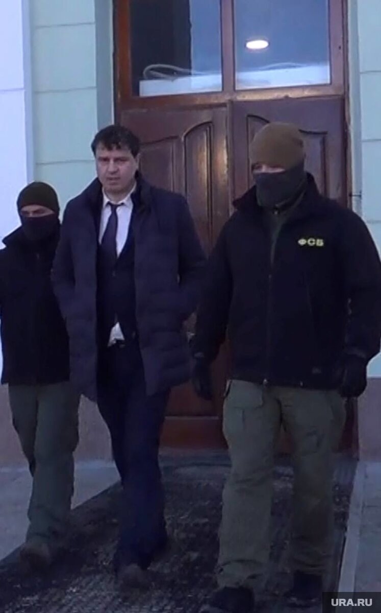    Из стен университета проректора увезли на допрос