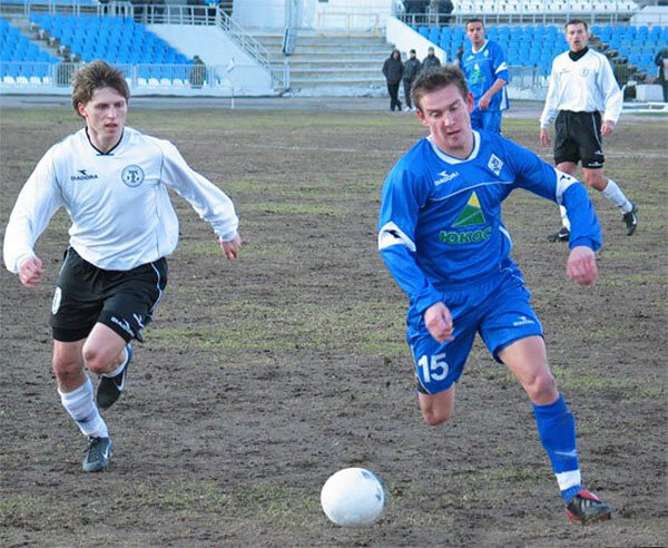 «Динамо» (Москва) - «Торпедо» - 1:1. Динамовца Евгения Луценко (№15) преследует торпедовец Игорь Семшов. На дальнем плане  белом торпедовец Александр Ширко.