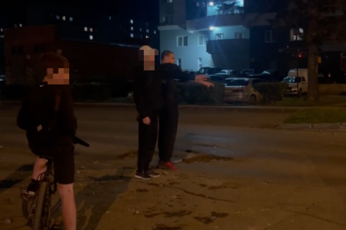    В Новосибирске подростки помогли водителям объехать опасные дорожные ямы