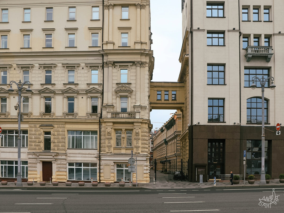 В Москве множество таких междомных «мостиков»