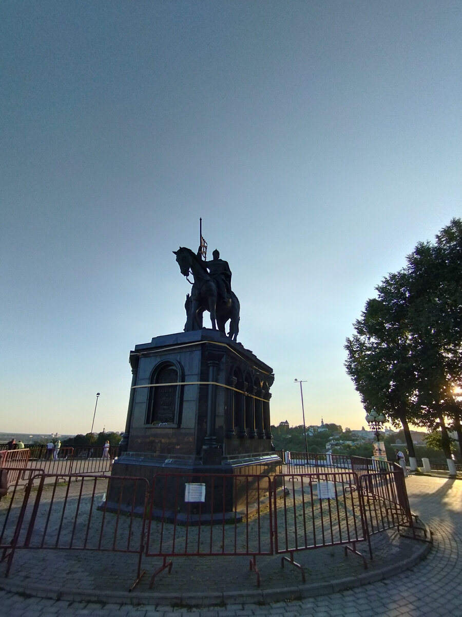 Памятник князю Владимиру и святителю Федору (ФОТО АВТОРА)