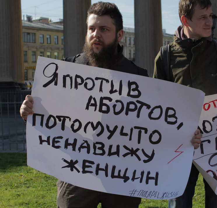 Честный мужчина режет правду-матку. Фото: Леда Гарина
