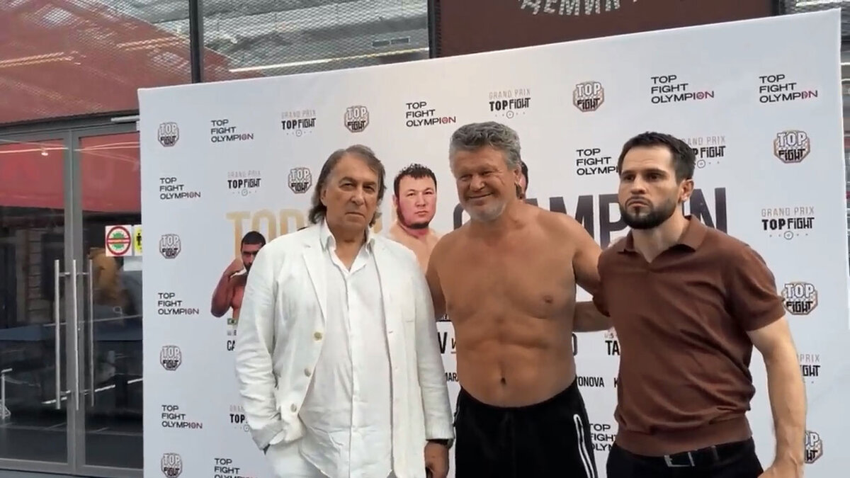 Каскадер в авторитете Александр Иншаков, Олег Тактаров и организатор Topfight на открытой тренировке для СМИ.