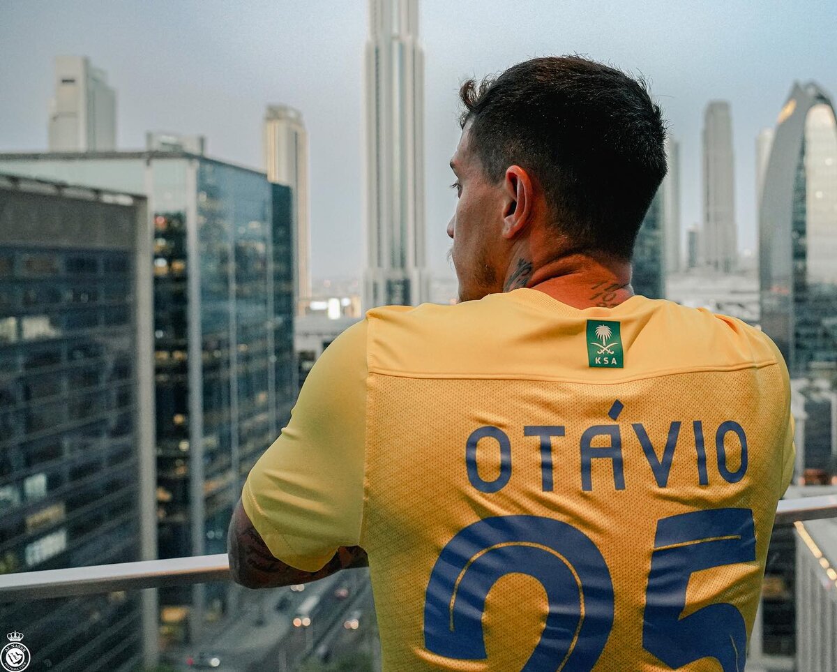 Ранее в СМИ сообщалось, что «Аль-Наср» заплатит за 28-летнего хавбека около € 60 млн. Стороны подписали трёхлетний контракт (до конца июня 2026 года).