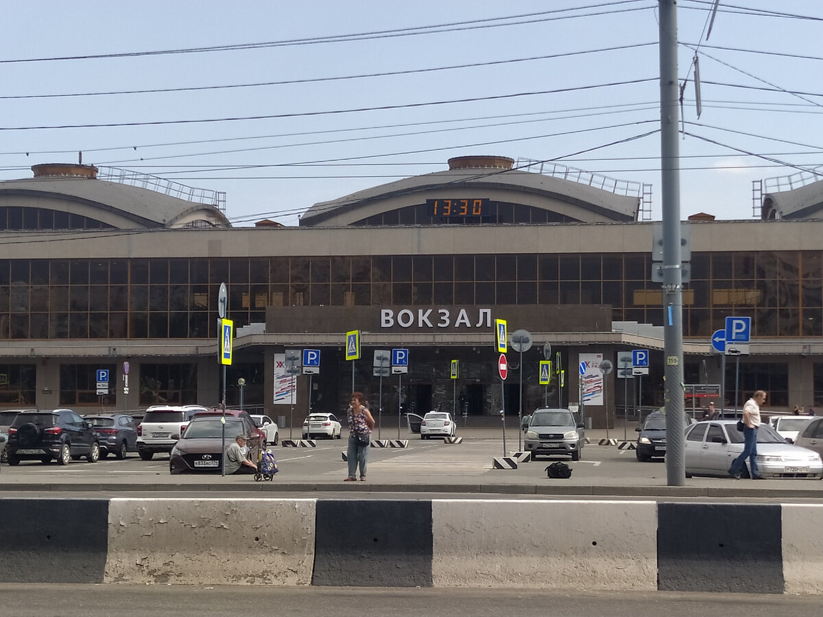 Фото автора. Здание Челябинского железнодорожного вокзала построено в 1965 году.