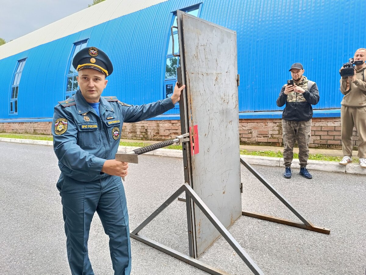 Тюменские пожарные на тревожных выездах вскрывают двери 