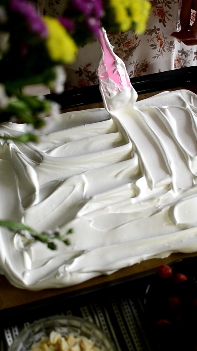 Чтобы меренга легко отделялась от противня, его необходимо застелить пергаментом