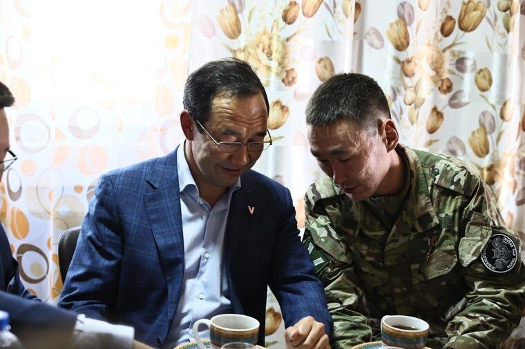    Айсен Николаев навестил дом Героя России Алексея Неустроева