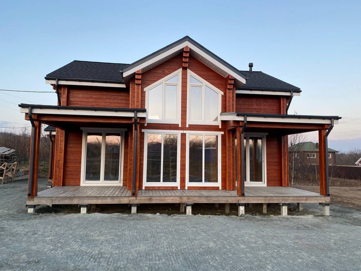 Мы чаще всего используем свайный или монолитный фундаменты, так как они экономят смету и монтируются довольно быстро.