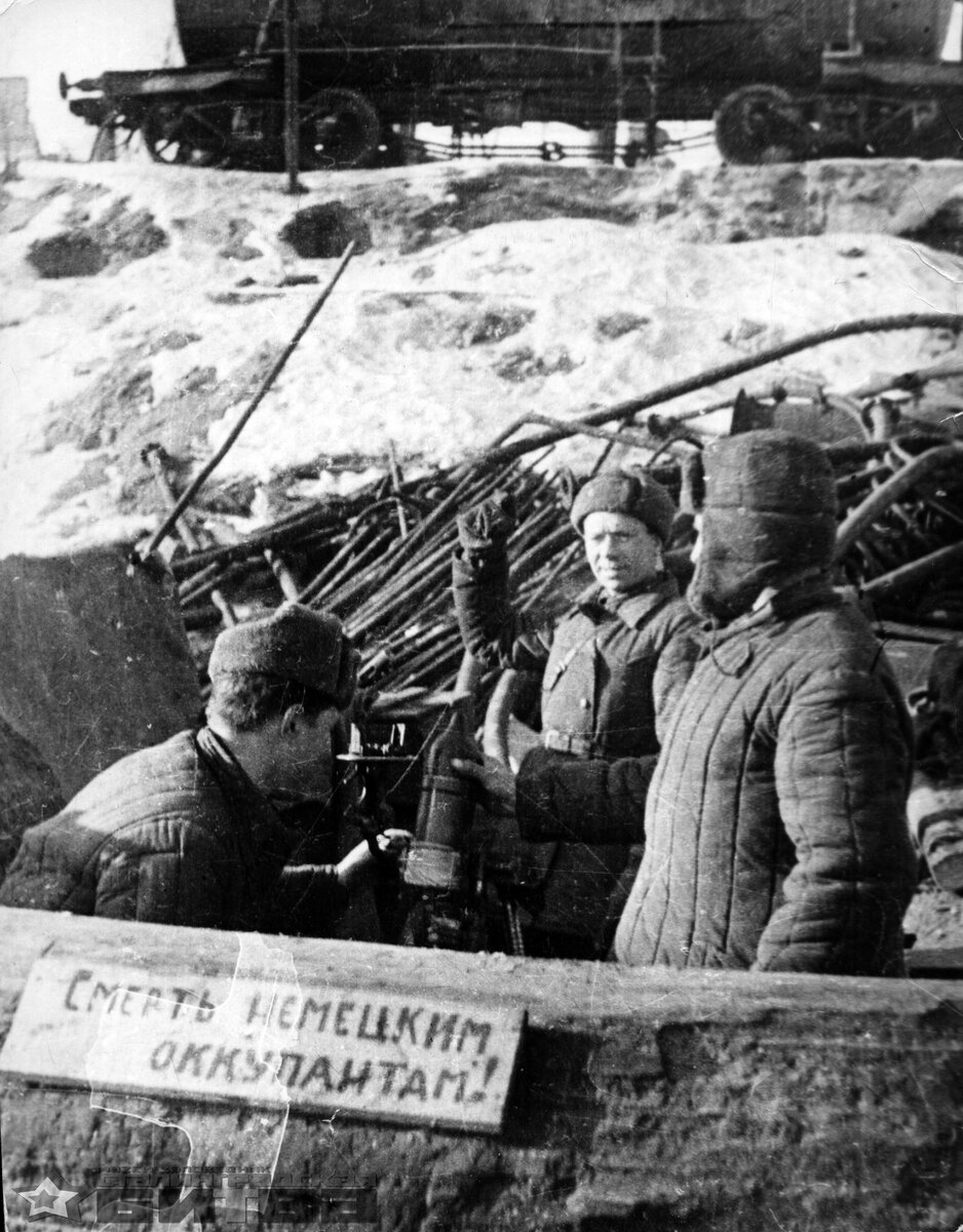 Орлянкин В. И. 13-й гвардейской стрелковой дивизии ведут огонь около мельницы. 1942-1943 гг.