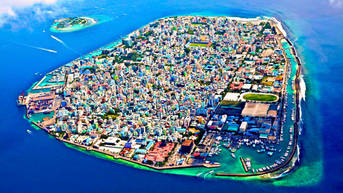 На фото остров Мале, столица Мальдив и один из самых густнонаселённых островов мира. Его площадь составляет 6,8 км² 