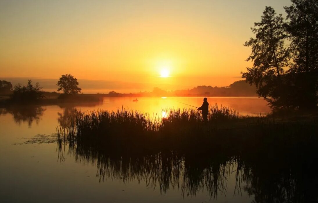 На черном озере текст. Озеро Селигер рассвет. Красивый закат на реке. Закат на берегу озера. Рассвет на озере.