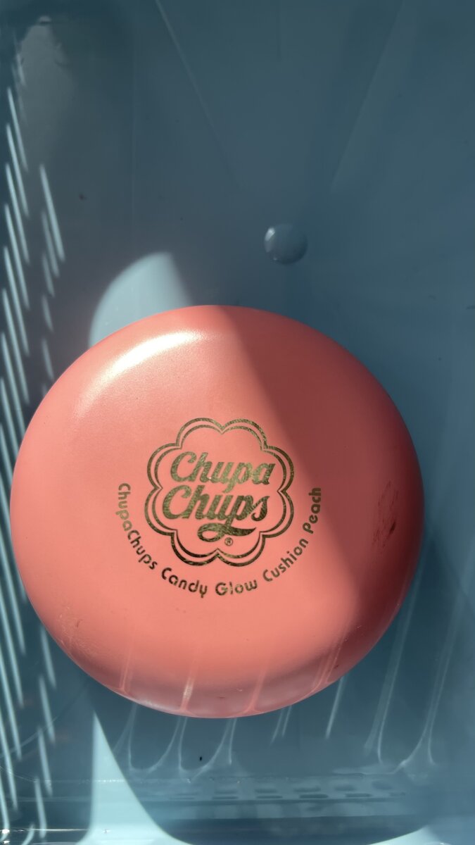 Лёгкая кремовая текстура продукта без труда наносится и распределяется по поверхности лица, при этом не течёт и не трескается.

Кушон обладает сильной пигментацией, благодаря чему отлично скрывает все несовершенства кожи, выравнивает тон и не проваливается в поры и морщинки. Также обладает естественным сияющим финишем, который создаёт натуральный и свежий образ.

В состав продукта входит гиалуроновая кислота, которая обеспечивает интенсивное увлажняющее действие, благодаря чему продукт не только не сушит кожу в процессе использования, но и дополнительно ухаживает за ней. Обеспечивает защиту от ультрафиолетового излучения, ведь в нём содержится SPF 50.