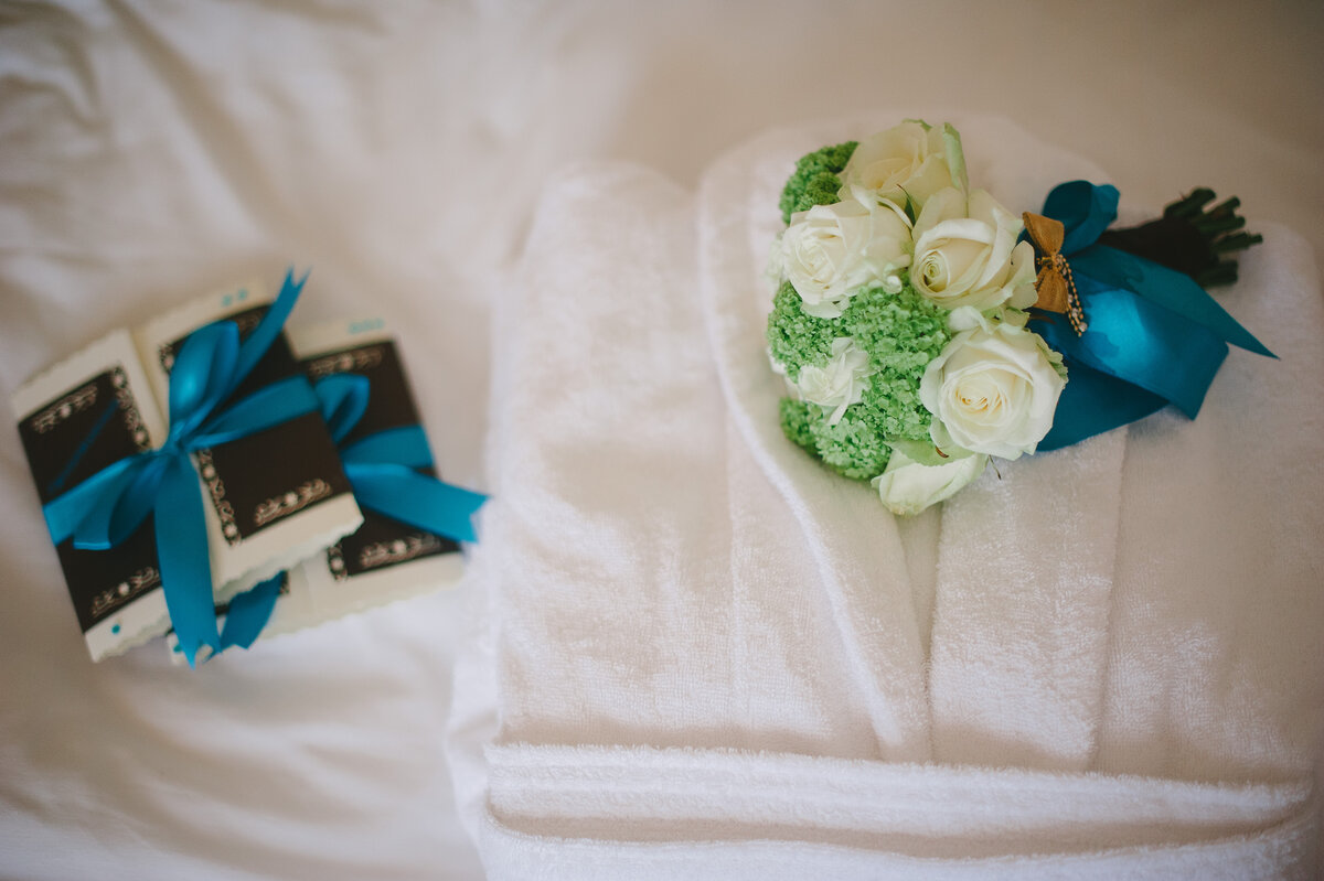 Наши приглашения и букет сделанный за 30 минут, о котором я совсем забыла. 