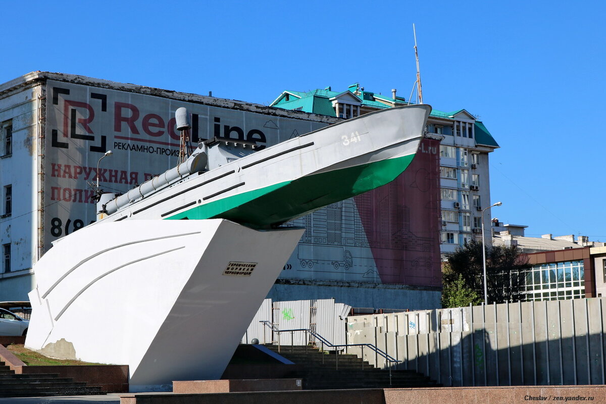 Ведущую роль в высадке десанта сыграли торпедные катера, почему и было решено установить в виде памятника представителя этого класса боевых кораблей.