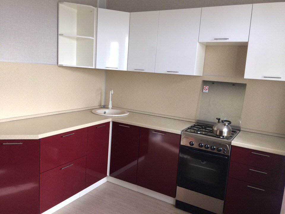 Вот как выглядит эта же модель кухни в другом проекте- сдержанно и аккуратно. 