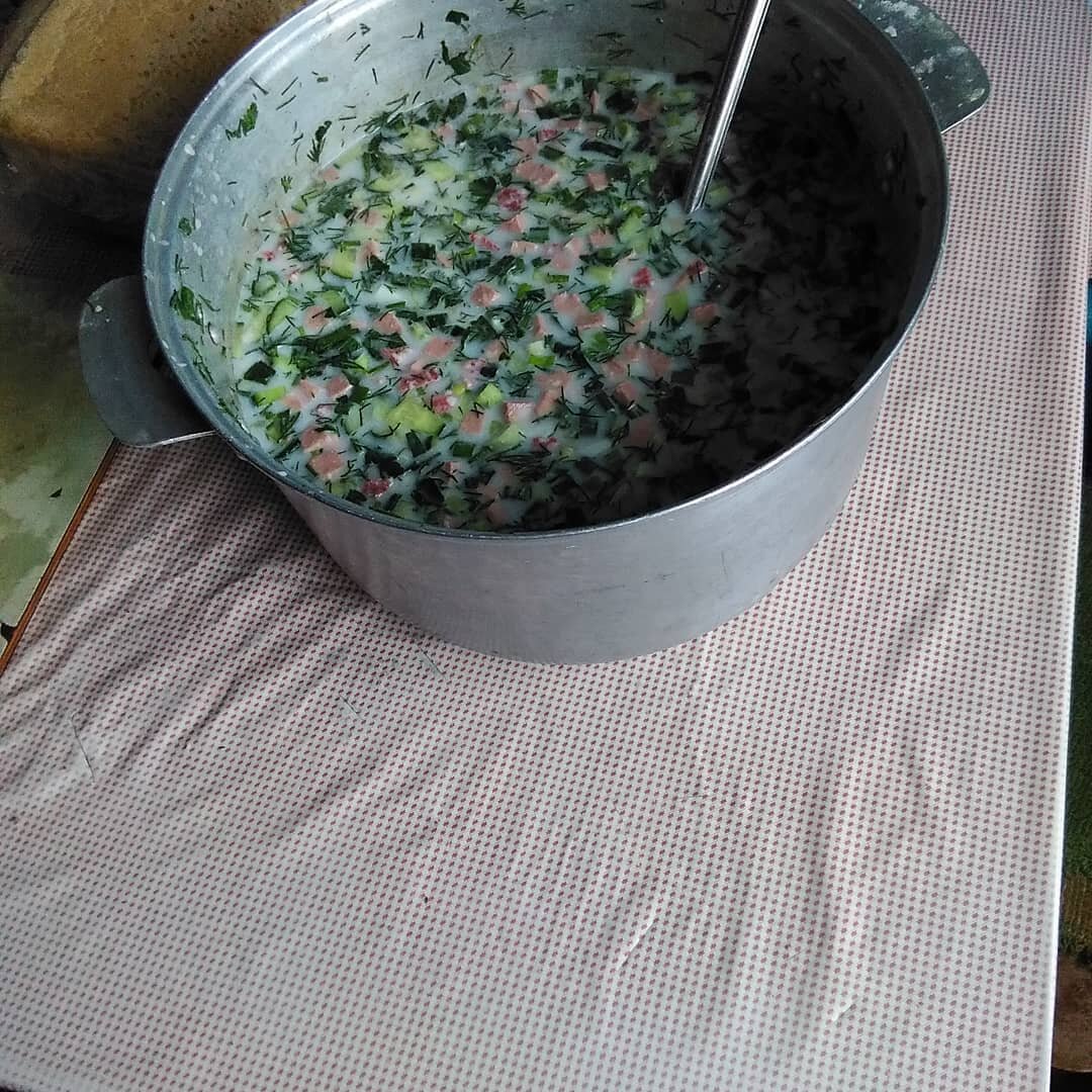 только что приготовленная окрошка, а уже нет пол кастрюли )))