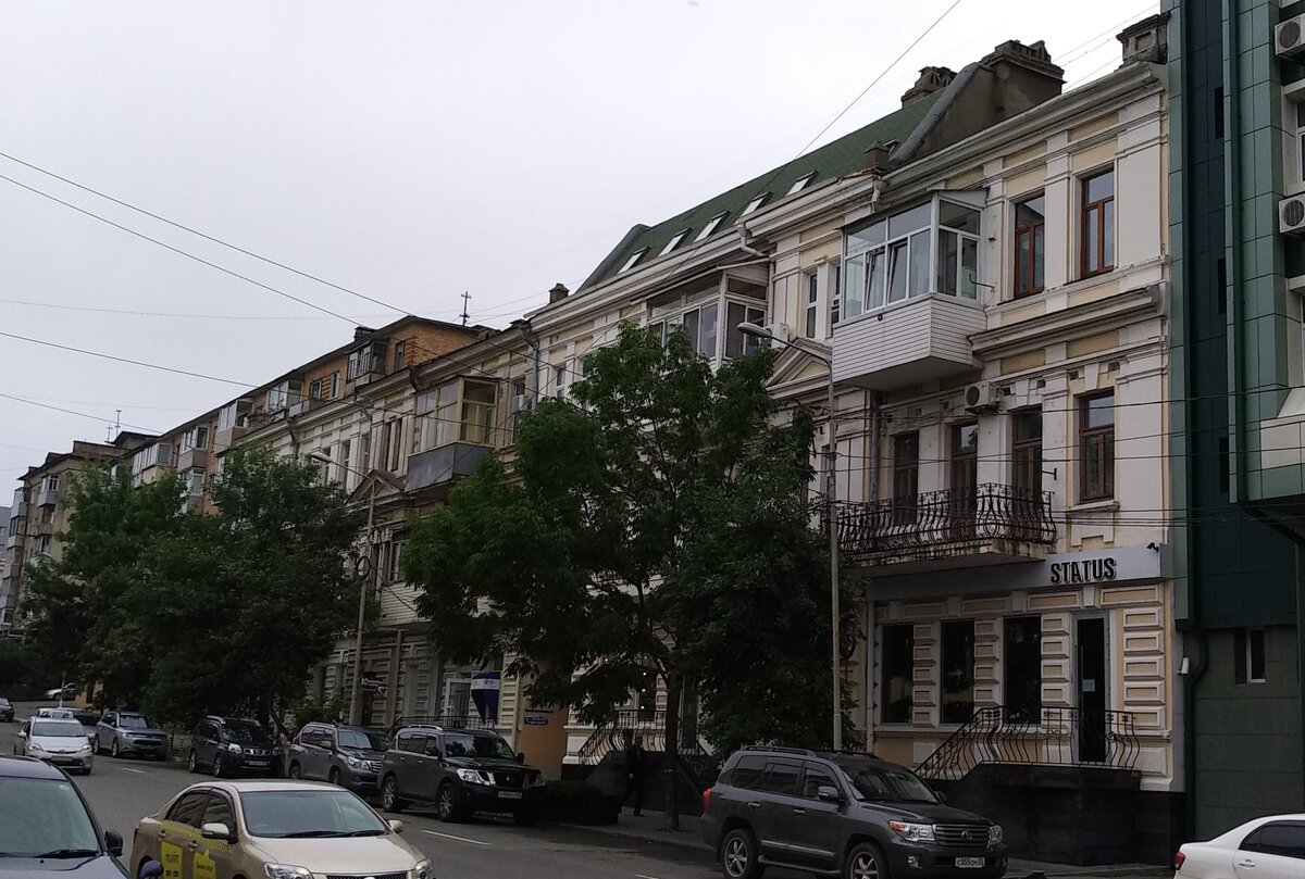 Именно это магазин приснился мне еще до открытия, такой изящный в своей архитектуре, красивый, как будто, вернулась душа дома...