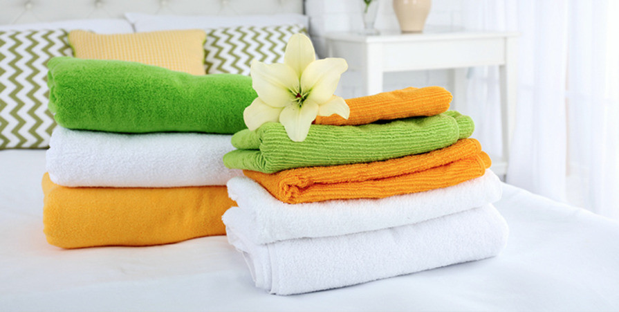 Каким должно быть хорошее полотенце? Комфортным, практичным, привлекательным внешне и долговечным. Материал, отвечающий всем этим требованиям, существует – это махровая ткань. Из чего делают махровые полотенца, их виды и преимущества – все это вы найдете в нашей статье. 
