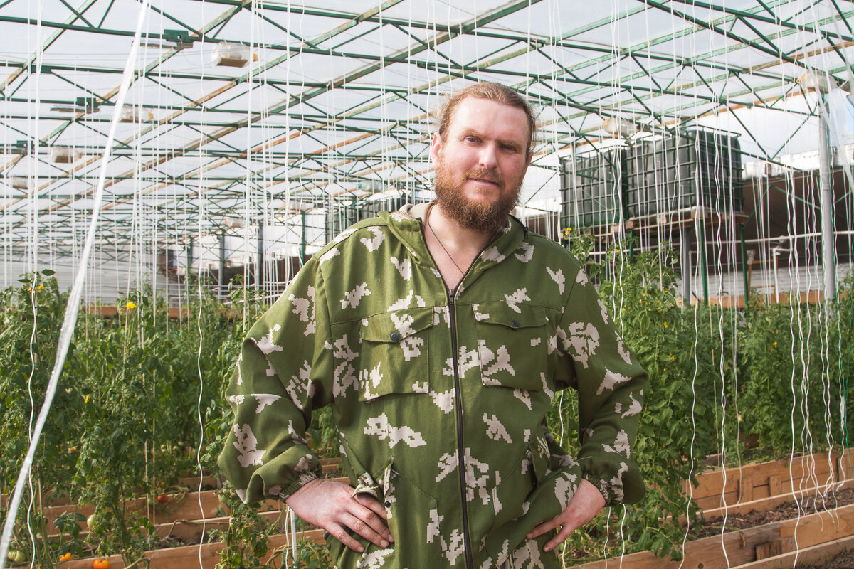 Владимир Кондратюк из деревни Дмитриевка в своем солнечном экобиовегетарии